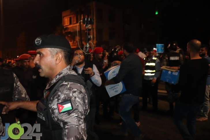 فيديو || كرّ وفرّ بين الدرك ومحتجي الدوار الرابع.. والحواتمة للمشاركين: لن نعتدي على حقكم بالتعبير