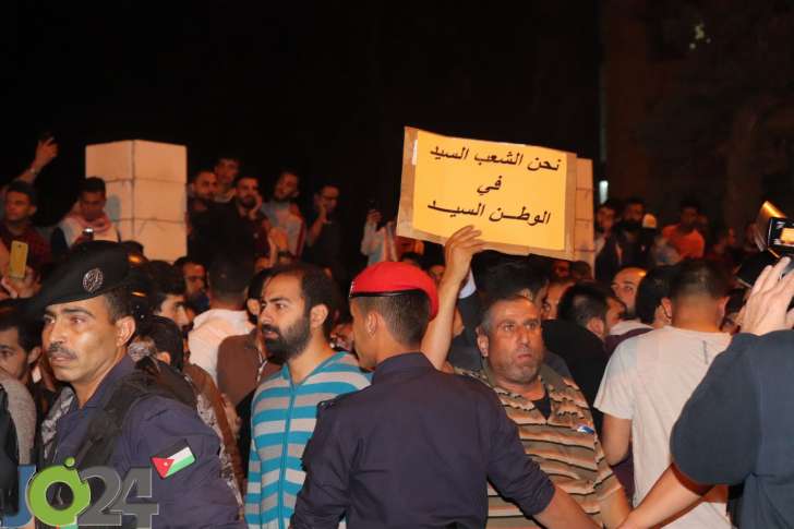 فيديو || كرّ وفرّ بين الدرك ومحتجي الدوار الرابع.. والحواتمة للمشاركين: لن نعتدي على حقكم بالتعبير