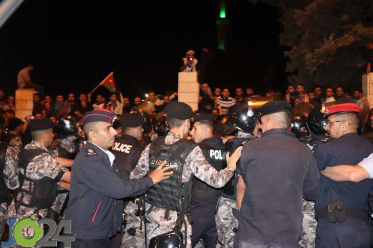 فيديو || كرّ وفرّ بين الدرك ومحتجي الدوار الرابع.. والحواتمة للمشاركين: لن نعتدي على حقكم بالتعبير