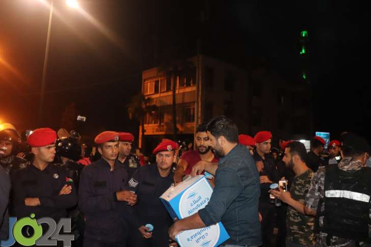 فيديو || كرّ وفرّ بين الدرك ومحتجي الدوار الرابع.. والحواتمة للمشاركين: لن نعتدي على حقكم بالتعبير