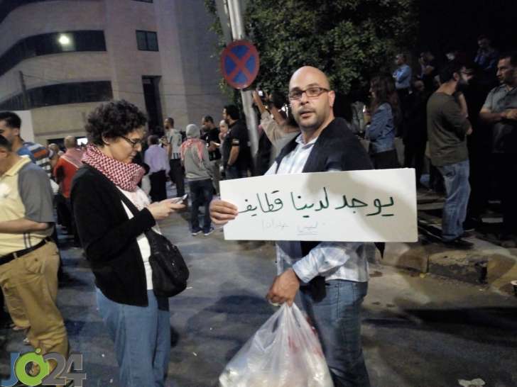 تواصل الاحتجاج بمحيط الرابع.. ومواطنون يوزعون الحلوى على المشاركين ابتهاجا باقالة الملقي - صور