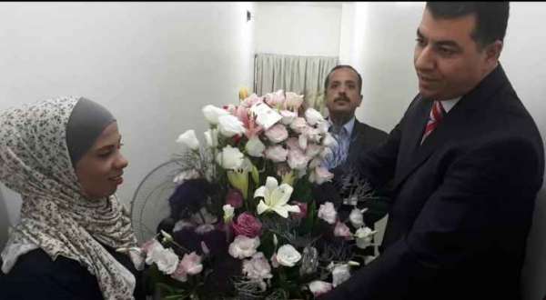 وزير الزراعة يقدم الورد ويعتذر لعاملة نظافة (فيديو)