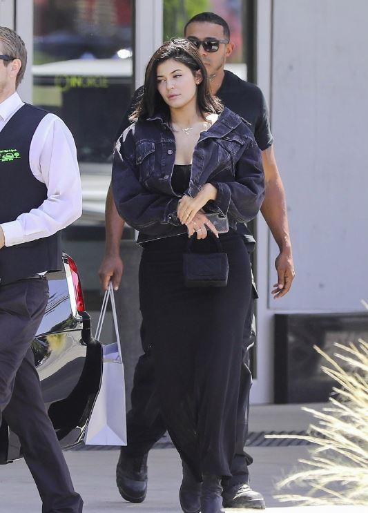 صور..كايلي جينر مع حارسها الشخصي بدون مكياج في لوس أنجلوس