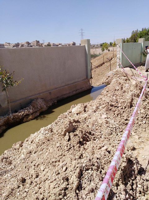 الرصيفة: نهر مياه عادمة يهدد حياة الأهالي.. ومياهنا: الحالة طارئة و 20 منزلا اقيمت بشكل غير شرعي - صور