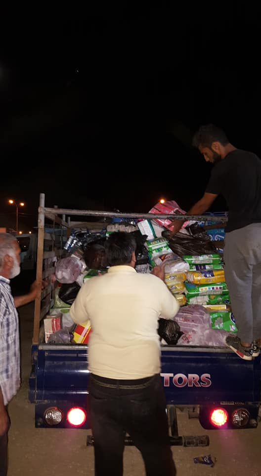 نحو 50 برادا محملا بالمساعدات تنتظر ادخالها إلى النازحين السوريين.. ودعوة للتركيز على المعلبات والأدوية والأغطية