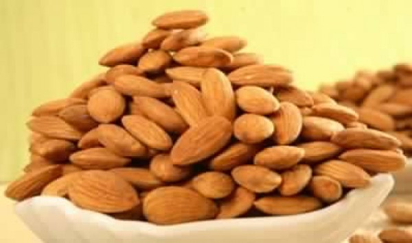 هل تعلم لماذا عليك نقع اللوز في الماء قبل تناوله؟