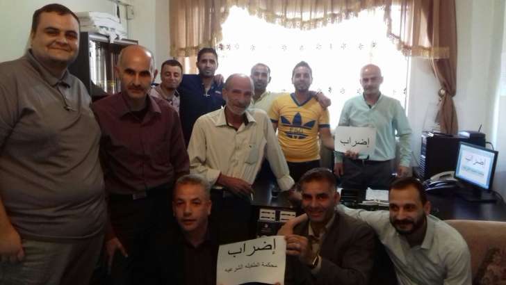 العاملون في المحاكم الشرعية يبدأون اضرابا مفتوحا عن العمل.. ويقولون إنها تشهد شللا - صور