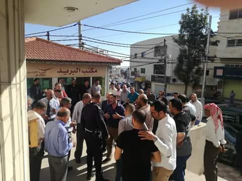 العاملون في المحاكم الشرعية يبدأون اضرابا مفتوحا عن العمل.. ويقولون إنها تشهد شللا - صور