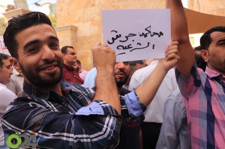 العاملون في المحاكم الشرعية يحتشدون في عمان ويصعّدون احتجاجاتهم