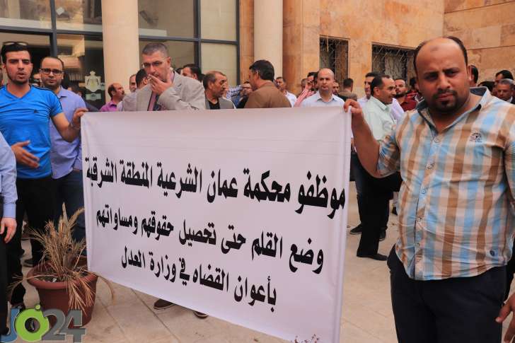 العاملون في المحاكم الشرعية يحتشدون في عمان ويصعّدون احتجاجاتهم