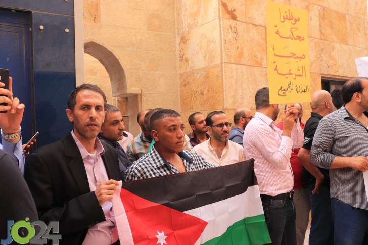 العاملون في المحاكم الشرعية يحتشدون في عمان ويصعّدون احتجاجاتهم