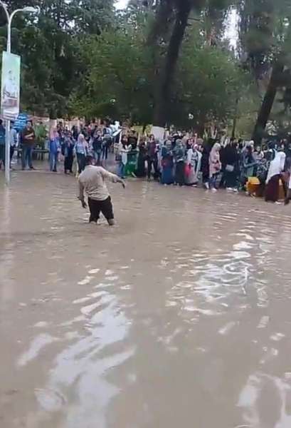 سيول داخل حرم الجامعة الأردنية - صور 