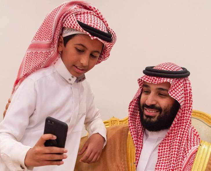 جرأة طفل مع بن سلمان تثير الإعجاب (صور)