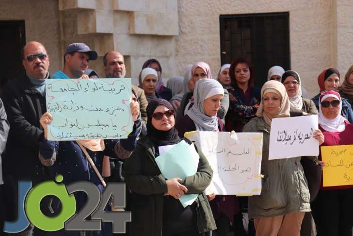 عاملون في مديرية تربية الجامعة يعتصمون للافراج عن زميلاتهم الموقوفات في قضية البحر الميت