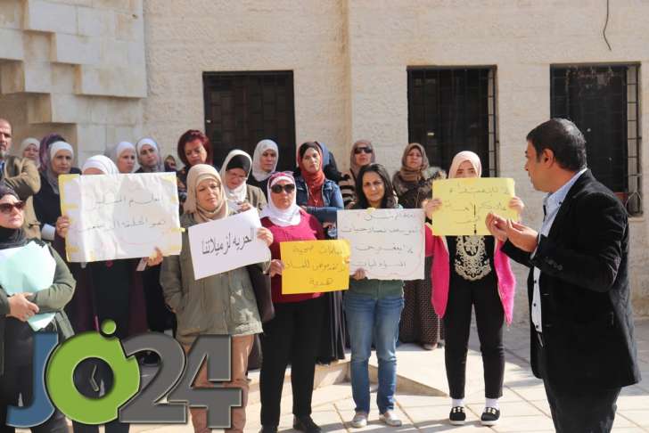 عاملون في مديرية تربية الجامعة يعتصمون للافراج عن زميلاتهم الموقوفات في قضية البحر الميت