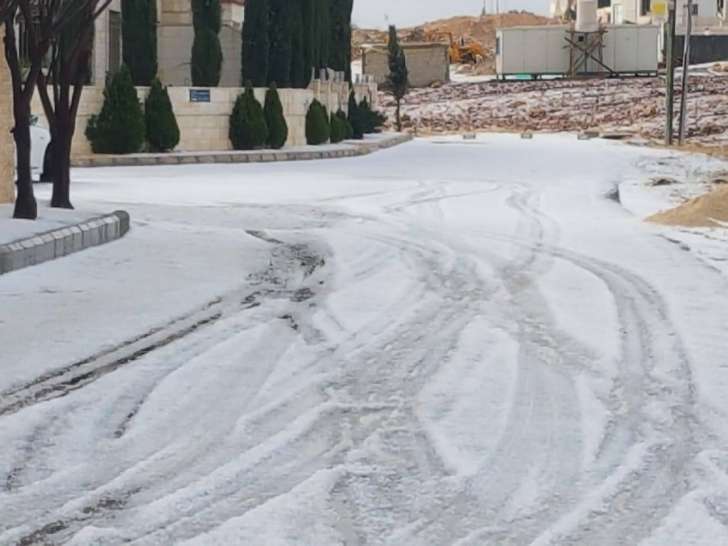 شاهد تساقط كثيف لحبّات البرد بعمان