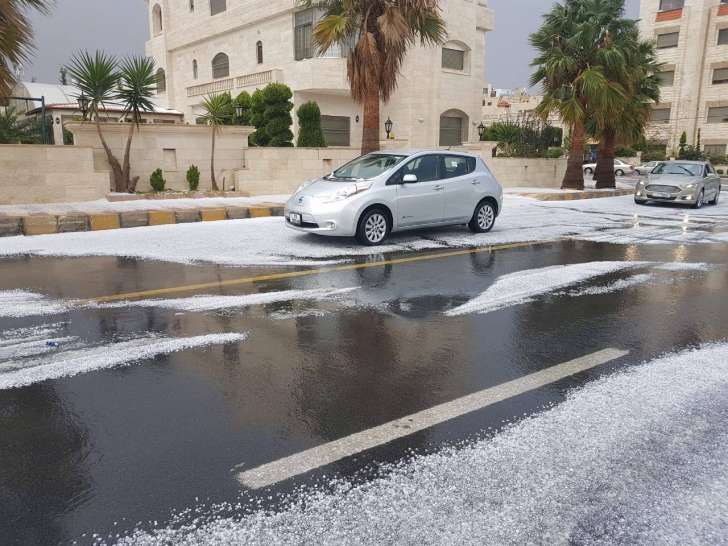 شاهد تساقط كثيف لحبّات البرد بعمان