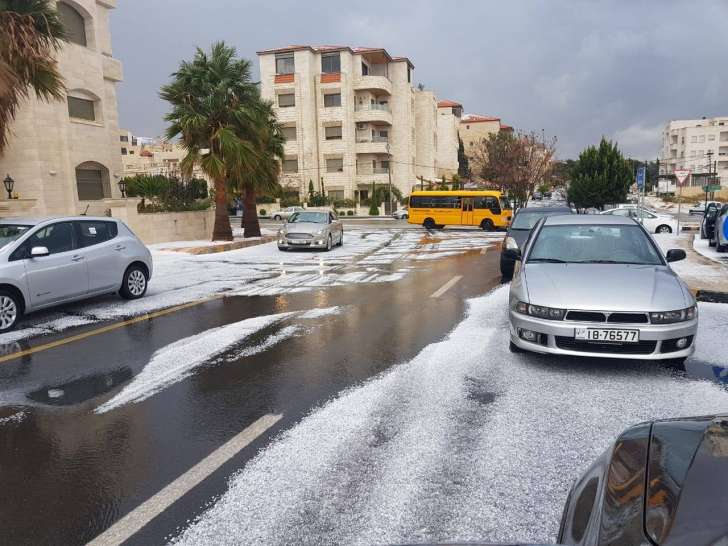 شاهد تساقط كثيف لحبّات البرد بعمان