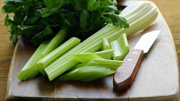 للكرفس فوائد مذهلة.. لكن أكله أفضل من شربه وهذه الأسباب