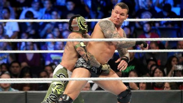 شاهد...أورتن يستفز ميستيريو بالقناع