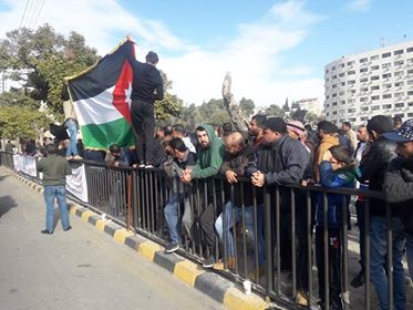 سائقو التكسي الاصفر يواصلون الاعتصام امام النواب احتجاجا على التطبيقات الذكية - صور