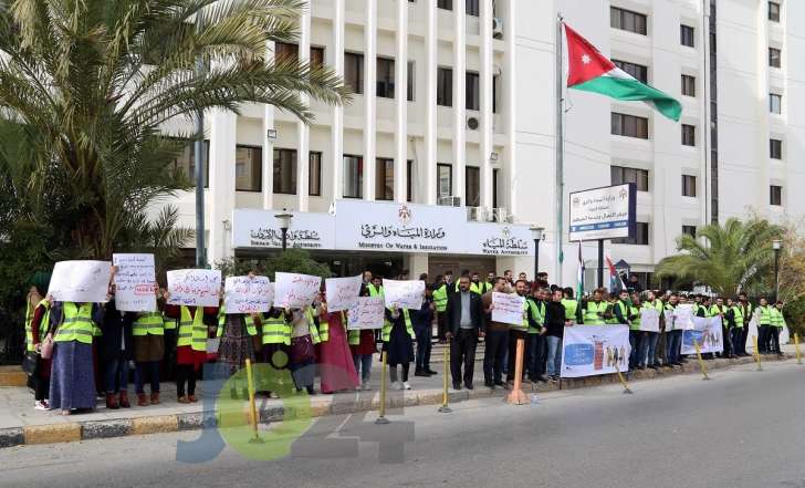 مهندسو الطفيلة يعتصمون أمام وزارة المياه.. والدحيات: ملتزمون بالتدريب والتشغيل