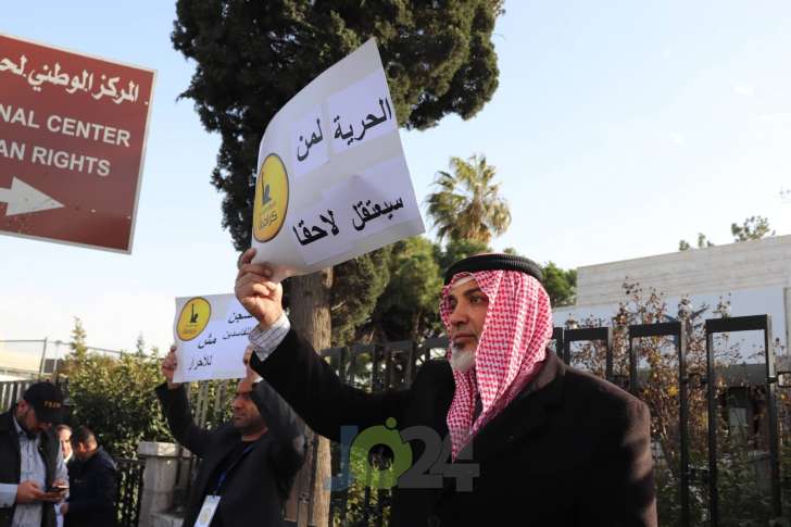 سلسلة بشرية للمطالبة بالافراج عن معتقلي الرأي: السجون للفاسدين - فيديو وصور