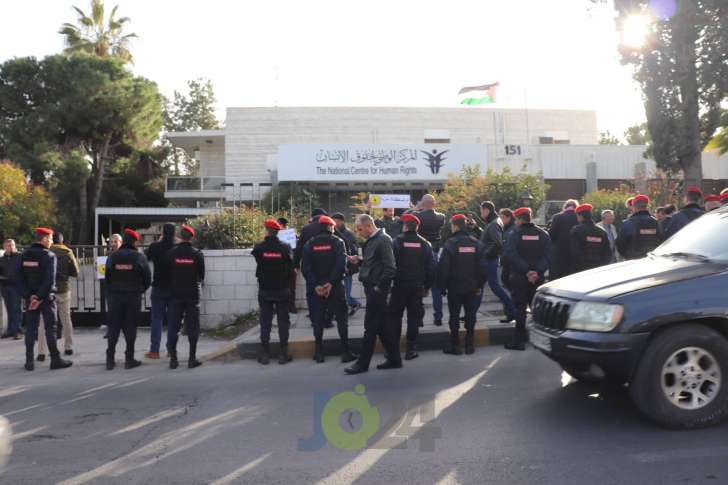 سلسلة بشرية للمطالبة بالافراج عن معتقلي الرأي: السجون للفاسدين - فيديو وصور