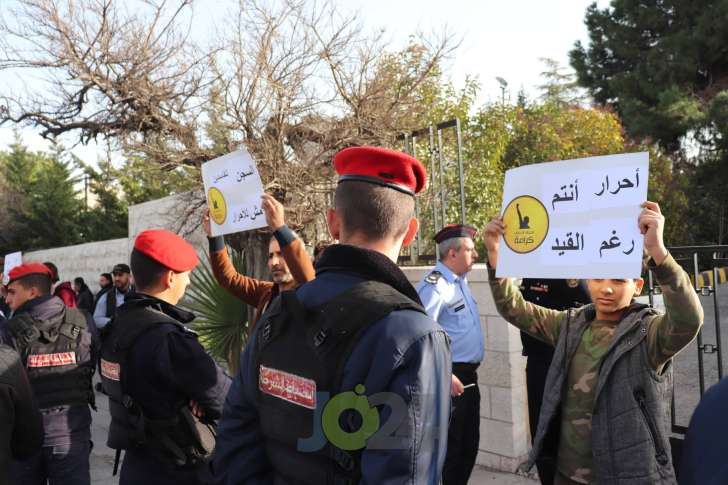 سلسلة بشرية للمطالبة بالافراج عن معتقلي الرأي: السجون للفاسدين - فيديو وصور