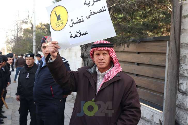 سلسلة بشرية للمطالبة بالافراج عن معتقلي الرأي: السجون للفاسدين - فيديو وصور