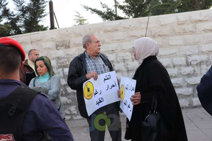 سلسلة بشرية للمطالبة بالافراج عن معتقلي الرأي: السجون للفاسدين - فيديو وصور