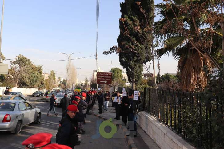 سلسلة بشرية للمطالبة بالافراج عن معتقلي الرأي: السجون للفاسدين - فيديو وصور