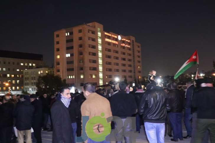 اعتصام الدوار الرابع: بدنا نحفر على الجبال.. وبدنا دستور للأجيال - صور