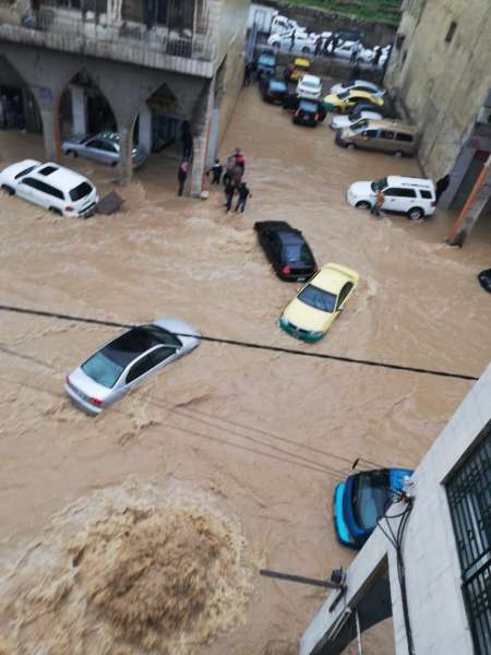 صور وفيديو || شوارع العاصمة تغرق بالمياه.. ومطالبات بتعويض أصحاب المركبات والمحال المتضررة