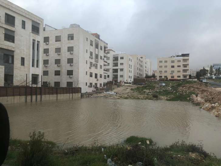 بركة مياه تهدد عمارة سكنية في خلدا - صور