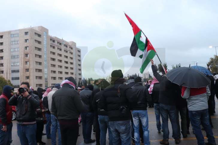 وسط أجواء شديدة البرودة.. اعتصام على الرابع يطالب بالاصلاح ومحاسبة الفاسدين - صور