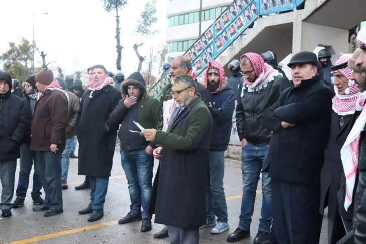 وسط أجواء شديدة البرودة.. اعتصام على الرابع يطالب بالاصلاح ومحاسبة الفاسدين - صور