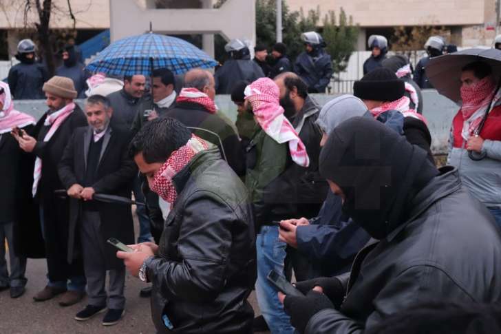 وسط أجواء شديدة البرودة.. اعتصام على الرابع يطالب بالاصلاح ومحاسبة الفاسدين - صور