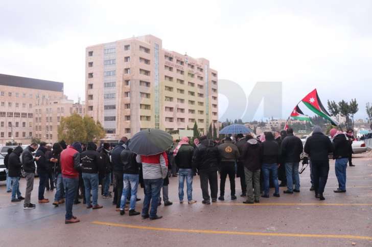 وسط أجواء شديدة البرودة.. اعتصام على الرابع يطالب بالاصلاح ومحاسبة الفاسدين - صور