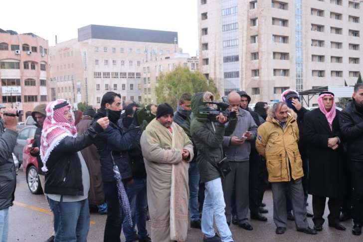 وسط أجواء شديدة البرودة.. اعتصام على الرابع يطالب بالاصلاح ومحاسبة الفاسدين - صور