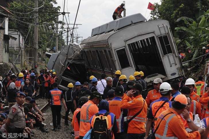 عشرات المصابين في خروج قطار عن مساره في إندونيسيا (صور)