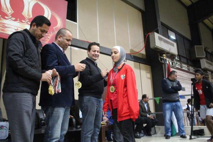 شباب الكرك وشابات مادبا، أبطال بطولة القائد في خماسي كرة القدم