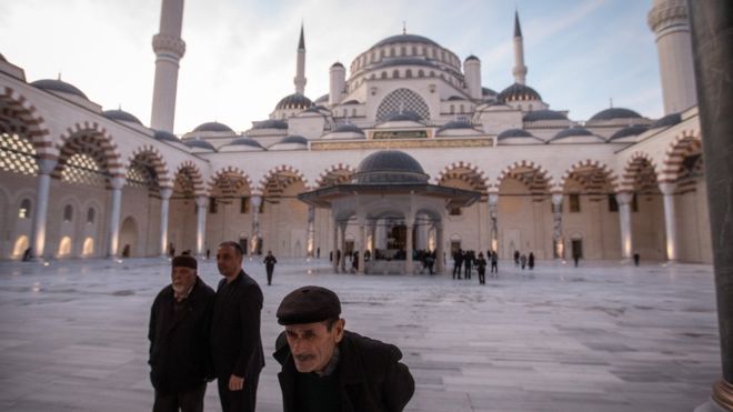 بالصور: أردوغان يفتتح أكبر مسجد في تركيا