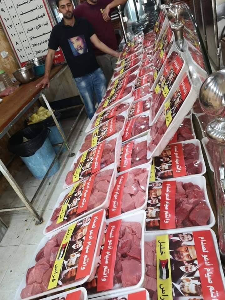 أردني يوزع اللحوم على الفقراء عن روح صدام حسين - صور