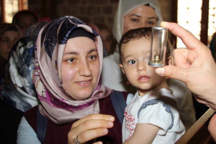 مسجد في تركيا يعرض شعرة من لحية النبي (صور)