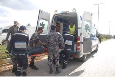 إصابة 4 أشخاص بحادث تدهور في عمان