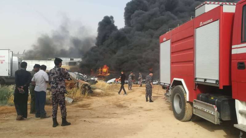 الدفاع المدني يخمد حريق مصنع الدهانات في زيزيا  صور