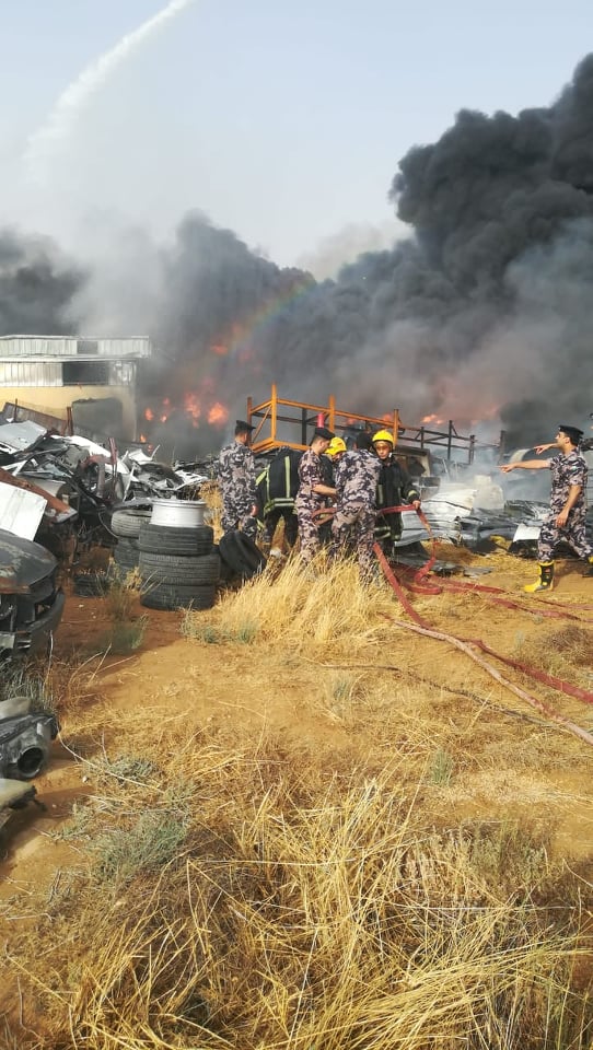 الدفاع المدني يخمد حريق مصنع الدهانات في زيزيا - صور