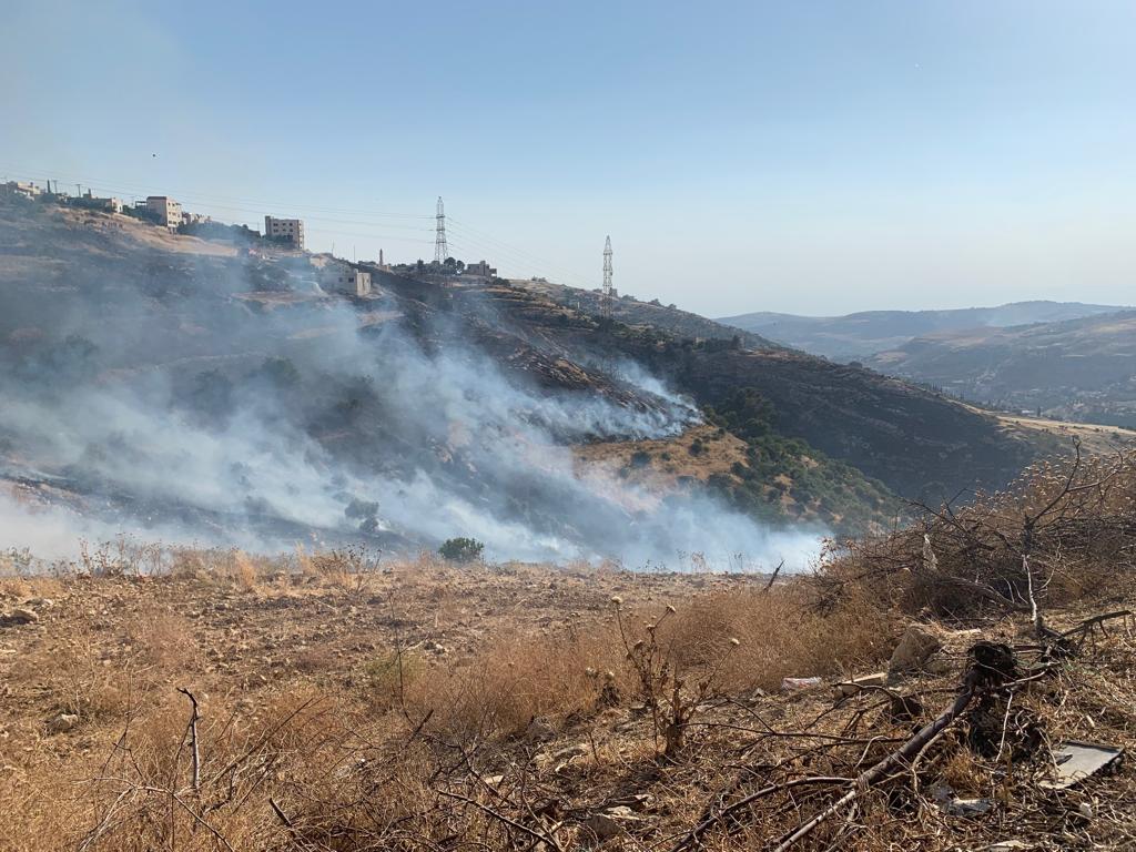 حريق يلتهم عشرات الدونمات في ابو السوس.. والدفاع المدني يعزز فرق الاطفاء في المنطقة - صور وفيديو