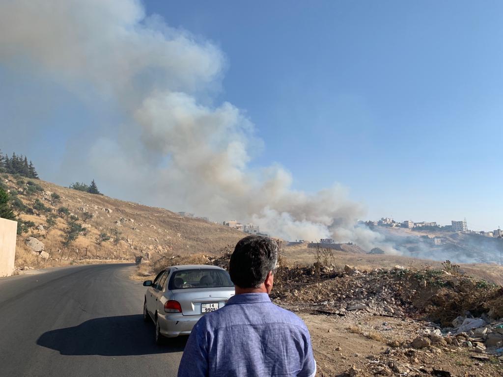 حريق يلتهم عشرات الدونمات في ابو السوس.. والدفاع المدني يعزز فرق الاطفاء في المنطقة - صور وفيديو